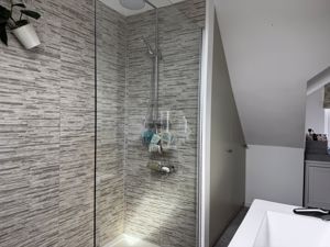 Master Bedroom En Suite- click for photo gallery